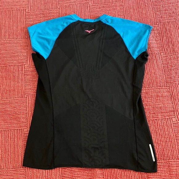 Mizuno women’s medium Blue running top with black slightly diaphanous back - Picture 7 of 12